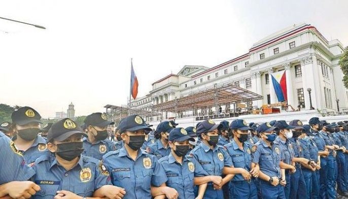 Female police officers take part in a simulation exercise in front of the National Museum yesterday to prepare for the inauguration of presidentelect Ferdinand Marcos Jr. on June 30. 