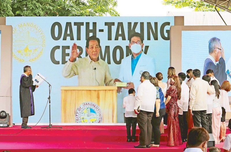 2 Mandaluyong pols take oath in quarantine