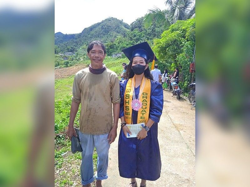 'Hindi kita kinakahiya, Pa': SHS graduate proud daughter ng isang backhoe operator