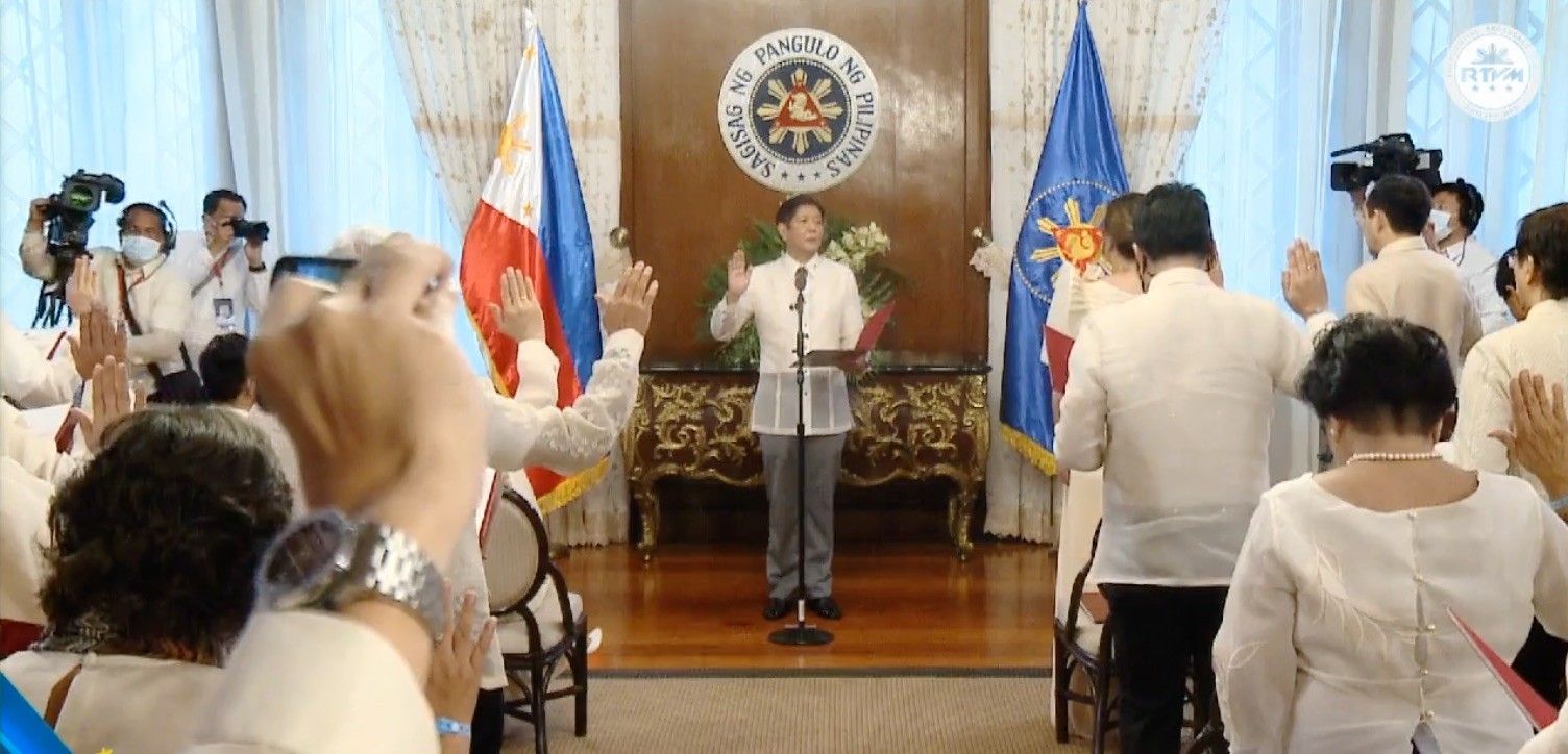 Marcos Jr.â��s cabinet officials take oath at MalacaÃ±ang