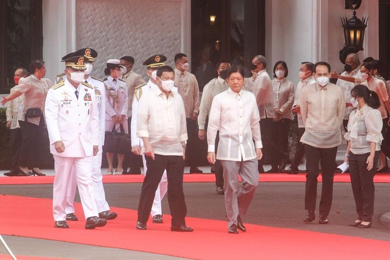 Pangulong Marcos sinalubong ni outgoing Pres. Duterte sa MalacaÃ±ang