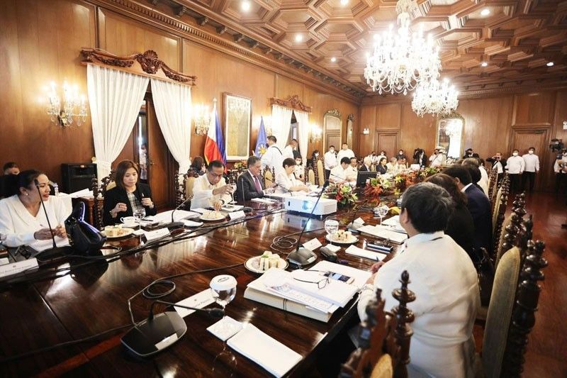 Ekonomiya pinagtuunan sa unang Cabinet meeting ni Marcos