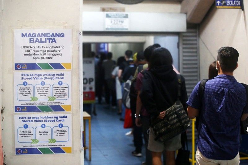 MRT-3 mempertahankan rekor penumpang harian saat perjalanan gratis berakhir