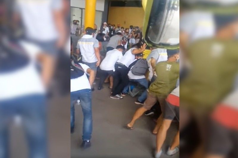 Bus inararo mga pasahero sa Dumaguete terminal; 3 sugatan