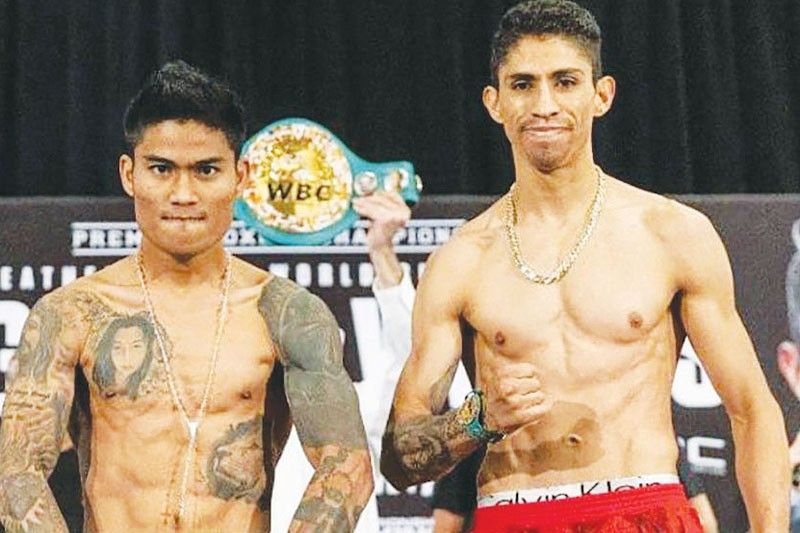 Nag-pose sina Pinoy pride Mark Magsayo at MeÂ­xican Rey Vargas matapos ang official weigh-in.