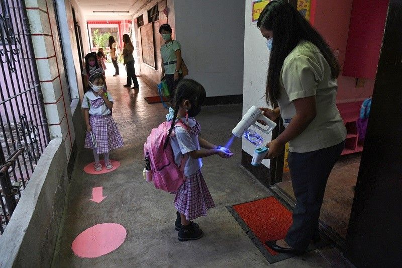 'Walang pahinga, bayad': Mga guro pumalag sa maagang August school year