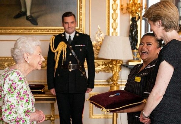 ‘Luar Biasa’: Ratu Elizabeth II memberi tahu perawat Filipina setelah menghormati perawat, NHS dengan penghargaan tertinggi di Inggris