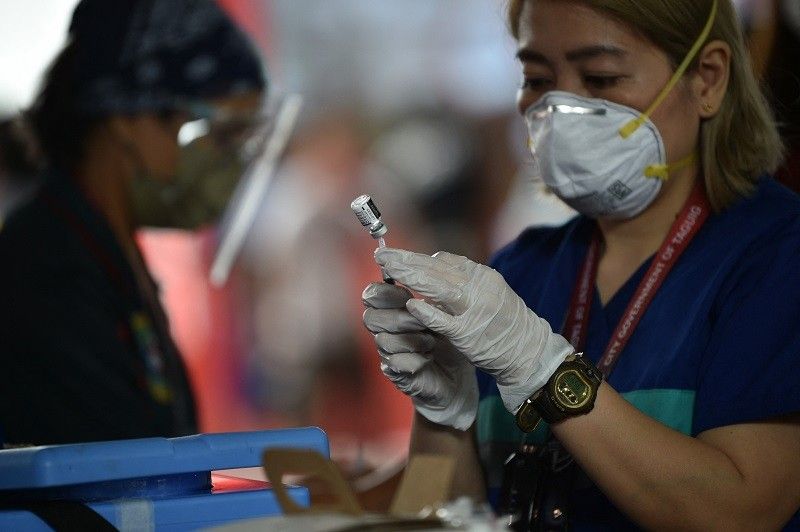 1.6-M COVID-19 vaccines 'mapapanis sa Agosto,' daan-daang milyon sayang â negosyante