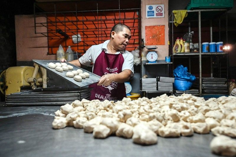Philippine bakeries shrink â��poor manâ��s breadâ�� as inflation bites
