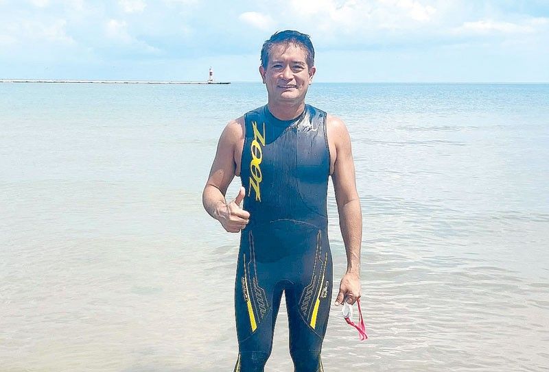 Pinoy Aquaman conquers Lake Michigan