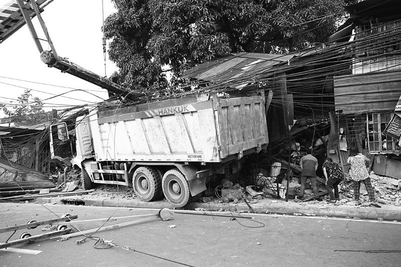 Junkshop, bahay niragasa ng dump truck: 3 sugatan