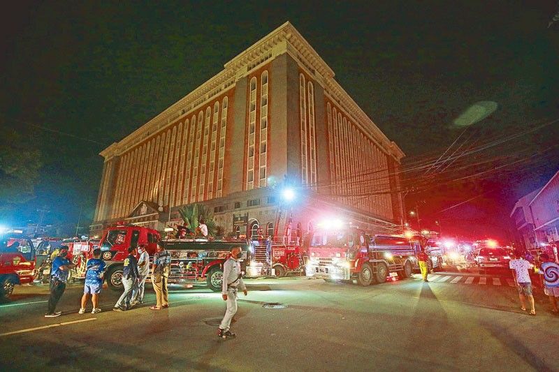 Kebakaran melanda gedung Comelec |  Philstar.com