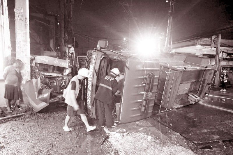 1 todas sa sunog; 4 sugatan sa tumagilid na firetruck
