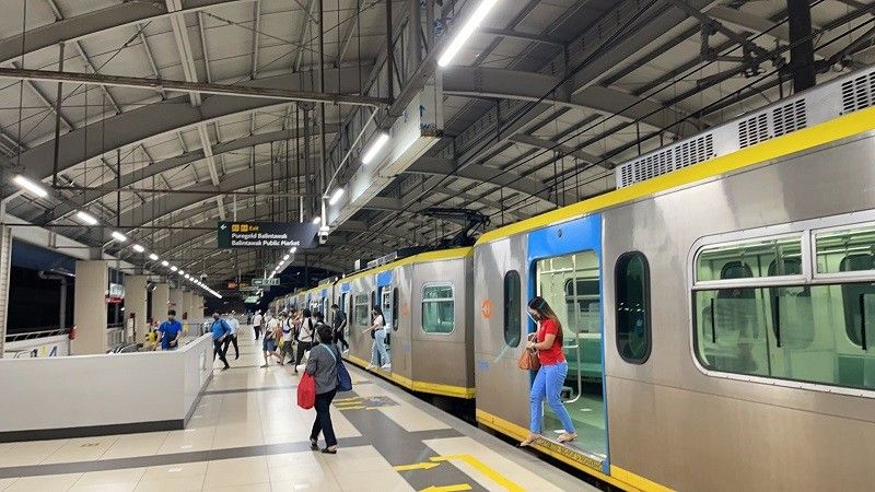 Lalaki isinugod sa ospital nang mahagip ng LRT-1 train sa Caloocan