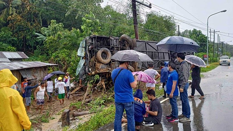 2 tewas saat bus penumpang terguling di tengah badai di Isabela