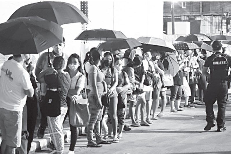 DSWD Central office, dinumog pa rin ng mga walk-in na kukuha ng ayuda