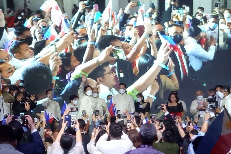 Marcos meets with Pinoys in Indonesia