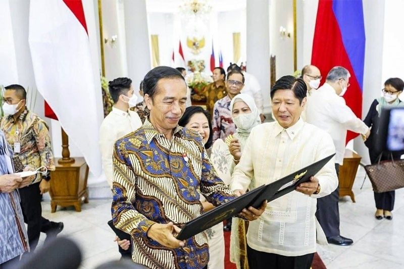 Philippines, Indonesia ink deals on defense, economy