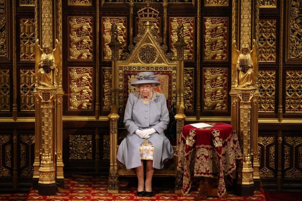 Royal family gathers as Queen Elizabeth's doctors sound health alarm