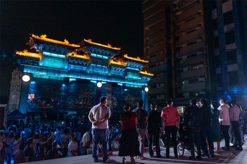 Lacuna lights Filipino-Chinese friendship arch in Binondo