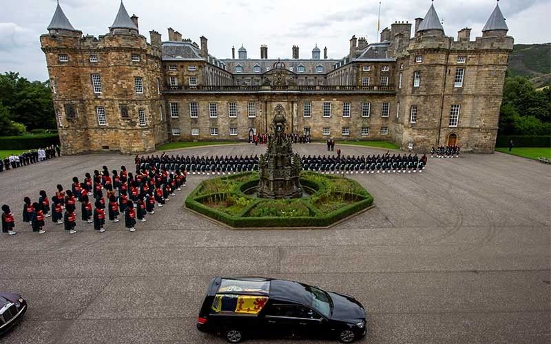 Queen's coffin arrives in Edinburgh on solemn final journey