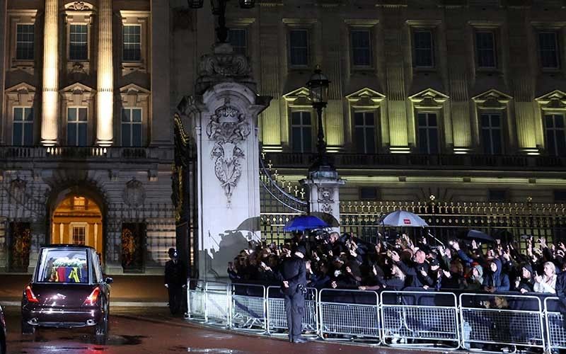 Under leaden skies, Queen Elizabeth II's coffin returns to London