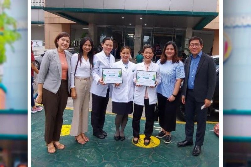 Watsons pharmacists awarded by ParaÃ±aque City for outstanding contributions to Resbakuna program