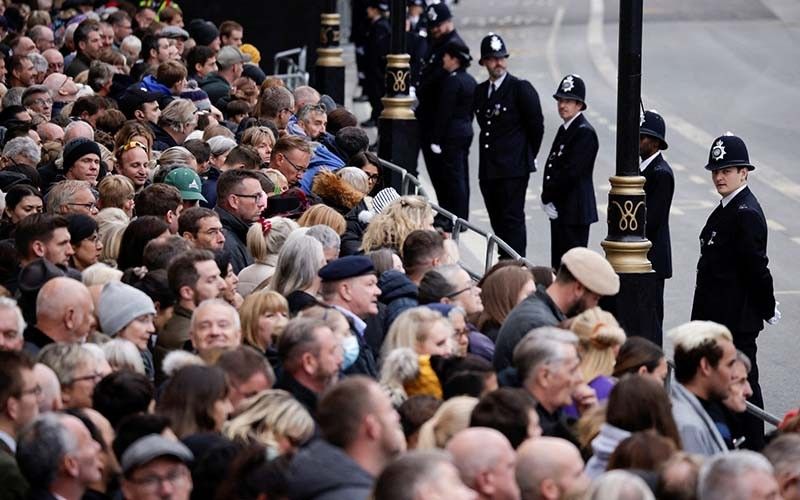 Crowds jam London for Queen Elizabeth II's funeral