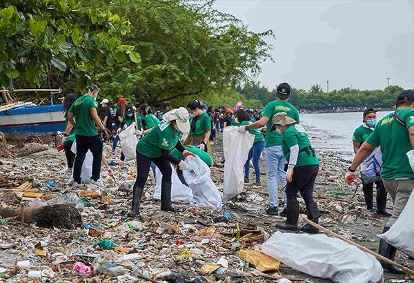 ‘Ilmuwan-warga’ memungut sampah, membantu mengumpulkan data pada Hari Pembersihan Pesisir Internasional