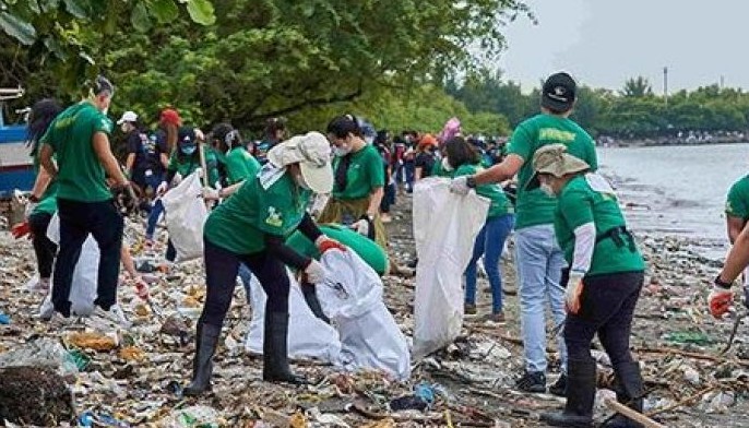 'Citizen-scientists' pick up trash, help collect data on International Coastal Clean-Up Day