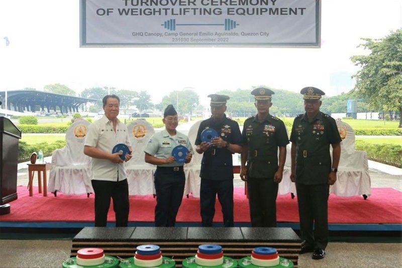 Hidilyn donates equipment to AFP