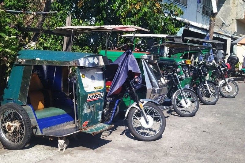 Tricycle inararo ng pickup truck , 4 patay