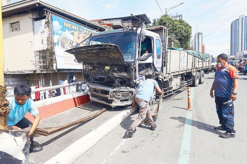 2 hurt in Katipunan flyover smash-up