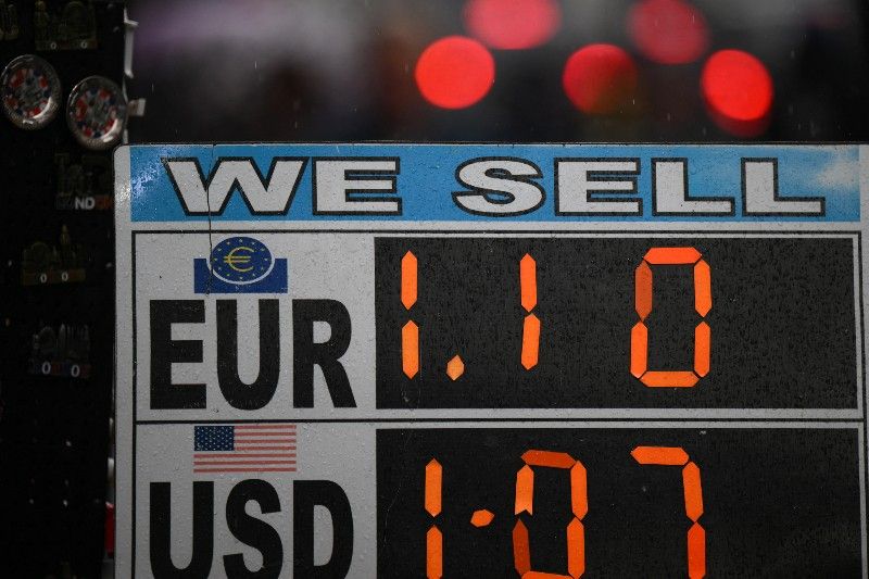 European and US stocks tumble, pound rebounds