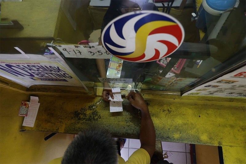 'Bagong milyunaryo': Mananaya sa Iloilo City tinamaan P44.07-M lotto jackpot