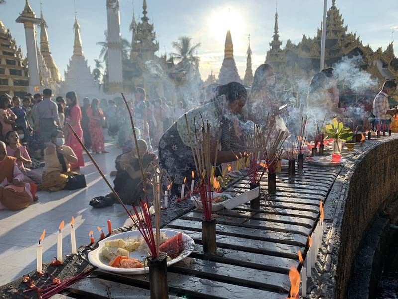 Thousands throng Myanmar's Shwedagon to mark Buddhist festival of lights