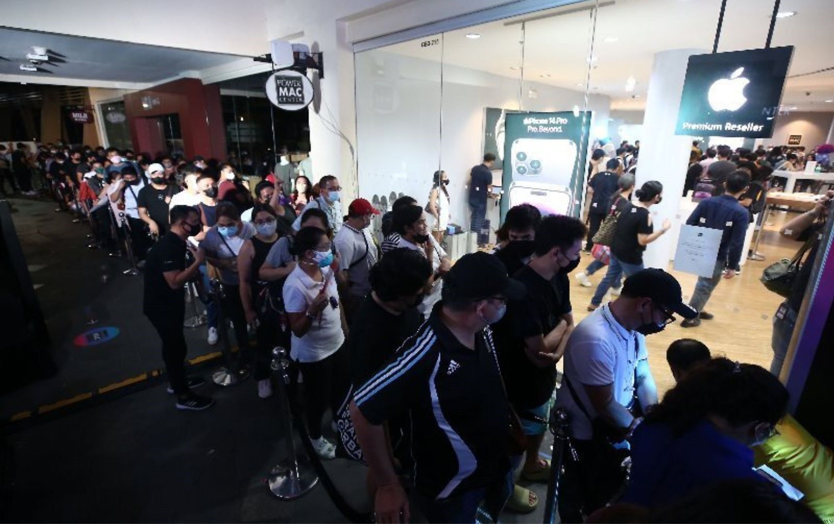 Dozens of Filipinos line up for hours to purchase new iPhone 14