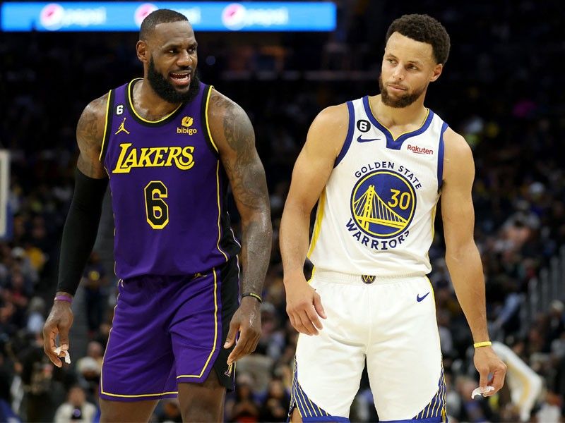 Curry, Warriors blast Lakers to open NBA title defense