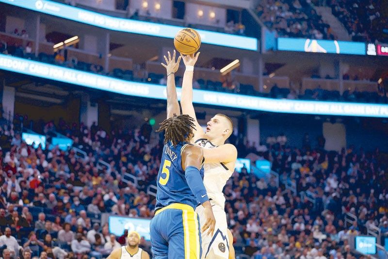 Jokic pushes Nuggets past Warriors