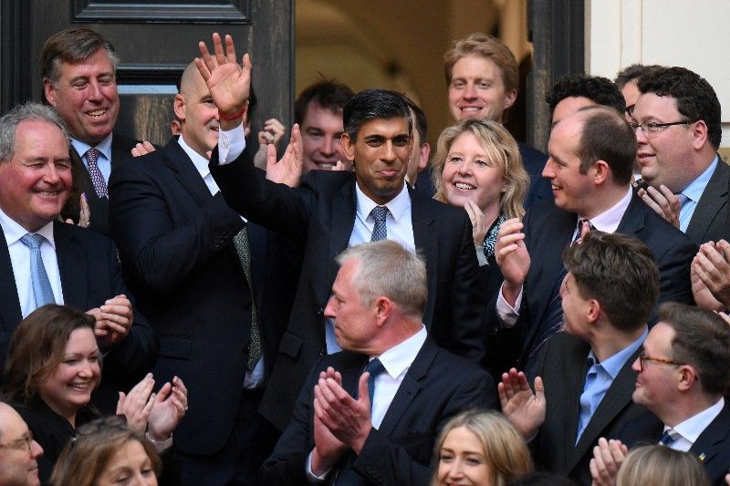 Stocks mostly up as Sunak poised to become new British PM