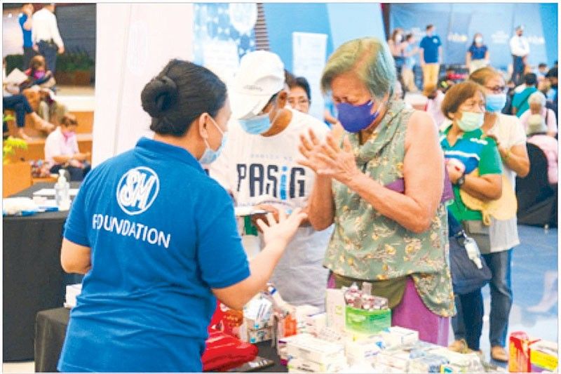 SM Foundation holds medicalÂ services for elderly
