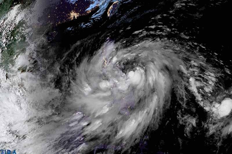 'Paeng' intensifies slightly as it nears land