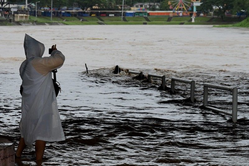 Mga residente sa mababang lugar, pinalilikas Marikina River, itinaas na sa ika-2 alarma