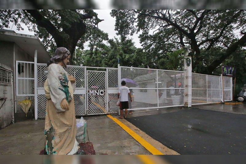 Manila North at South Cemeteries, isinara dahil sa bagyo