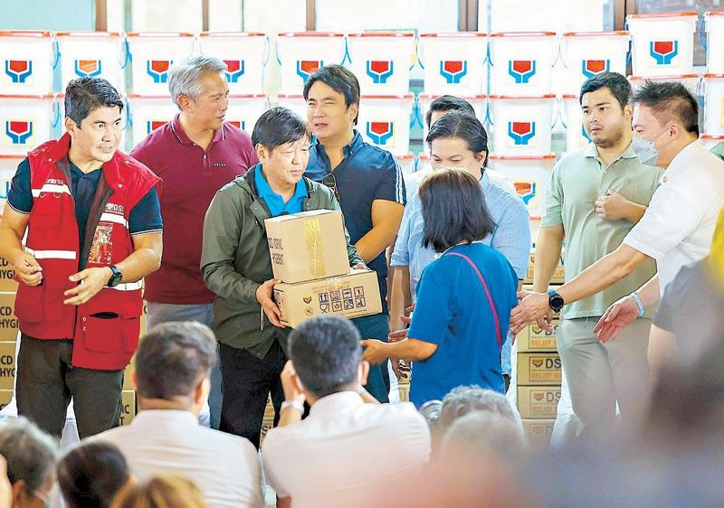Marcos memimpin distribusi bantuan di Cavite