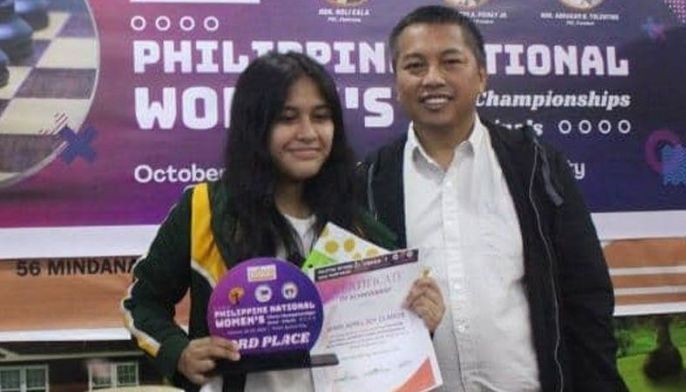 Philippine woman national chess master April Joy Villapaña Claros receieves a trophy, certificate and cash prize from Grandmaster Jayson Gonzales.