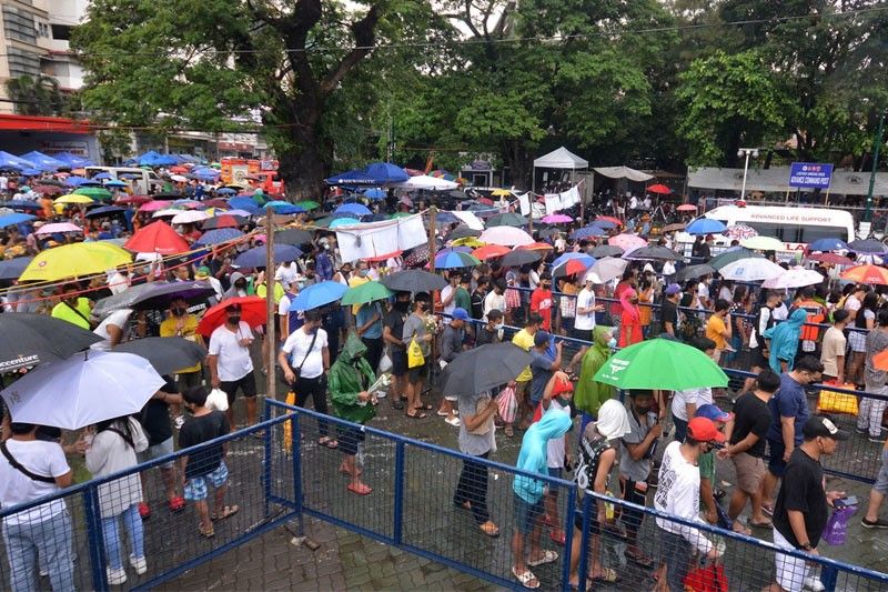 Lebih banyak sampah di pemakaman Manila karena Paeng