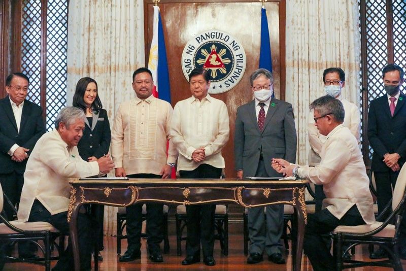 Marcos hails signing of Metro subway contracts
