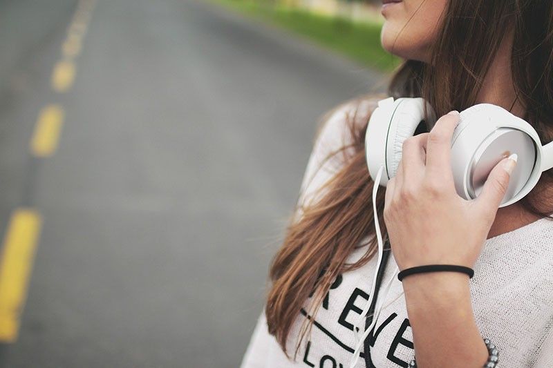 Billion youth risk hearing loss from headphones, venues â study