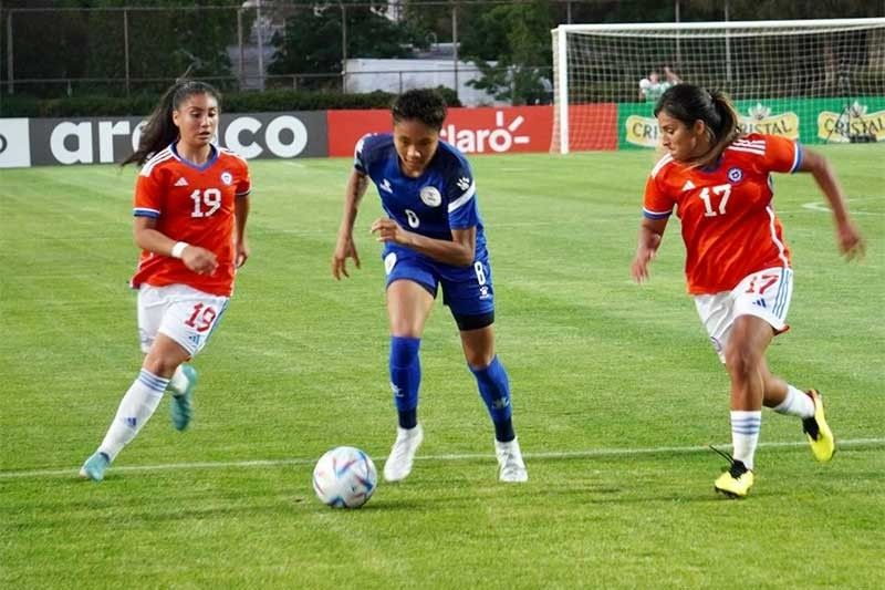 Una mujer menos, mientras que los filipinos aguantaron en una estrecha derrota ante Chile